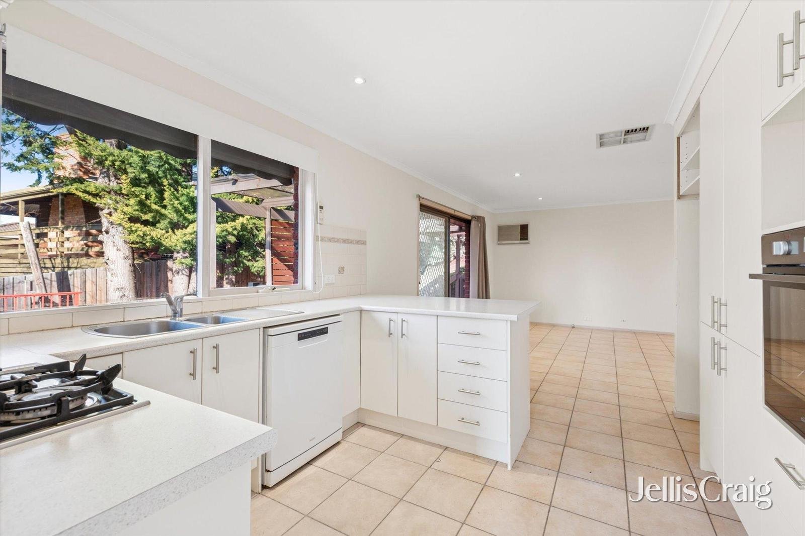 14 Penshurst Place, Warranwood image 4