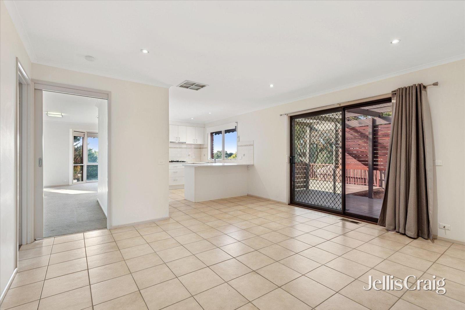 14 Penshurst Place, Warranwood image 5