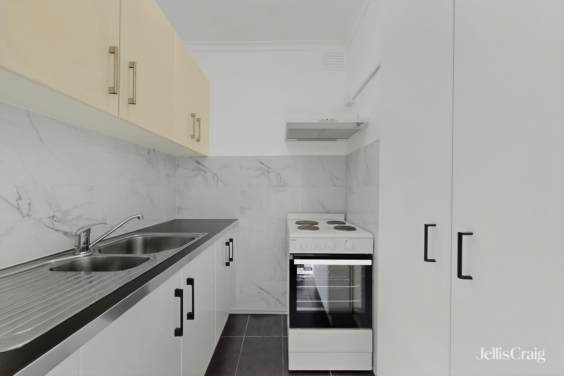 1/4 Prince Street, Essendon North image 4