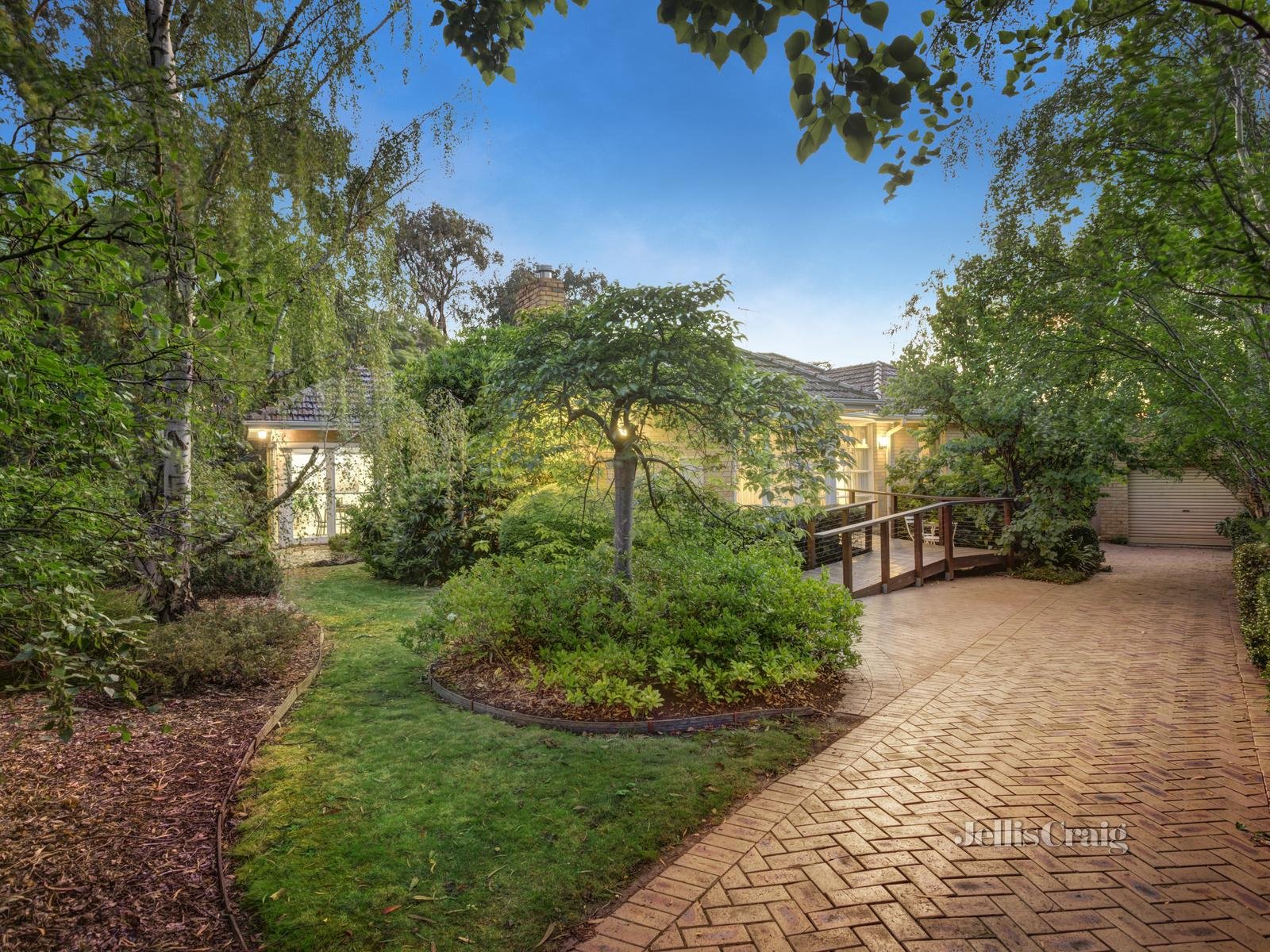 14 Sherwood Road, Mount Waverley image 1