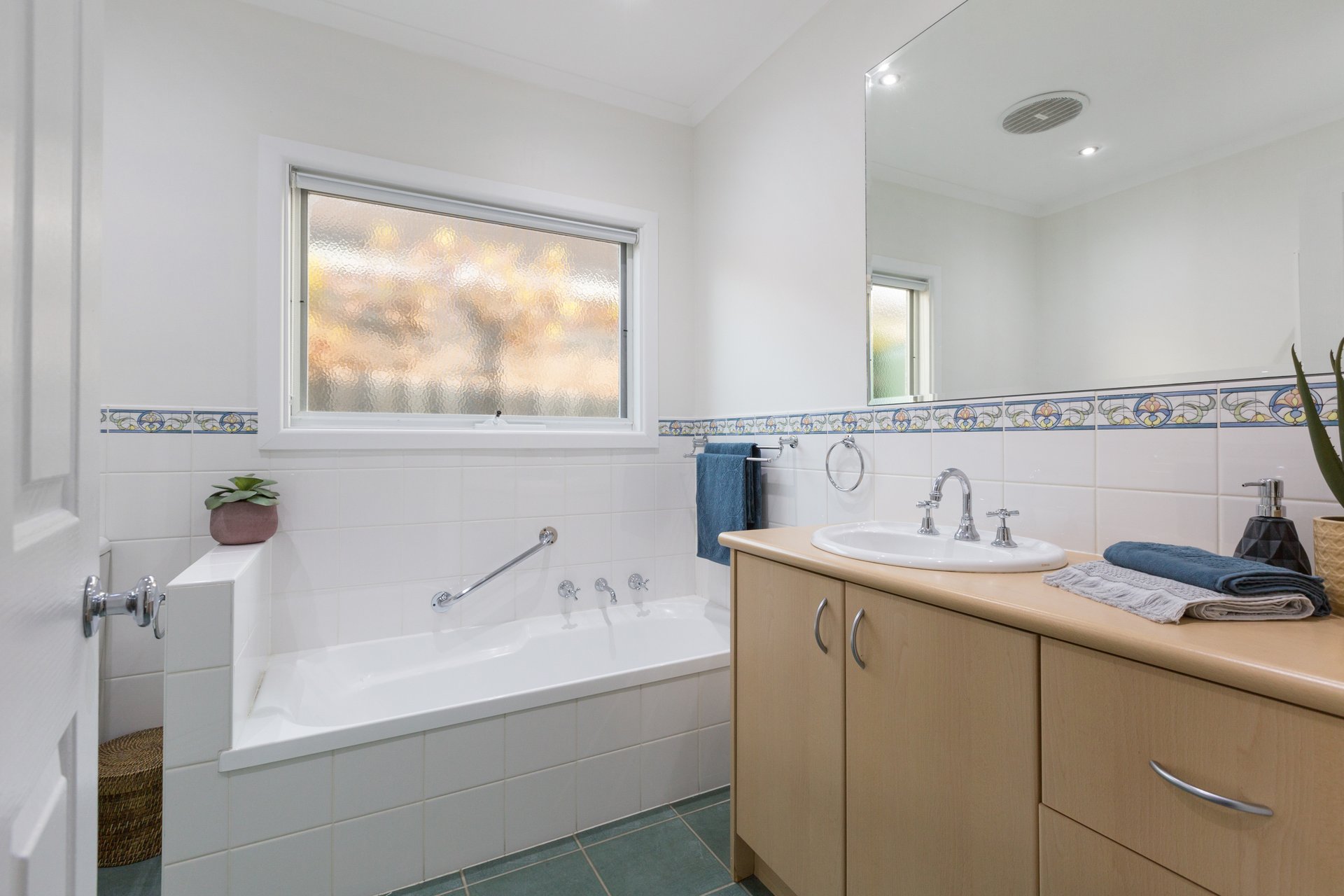 14 Simon Street, Blackburn North image 5