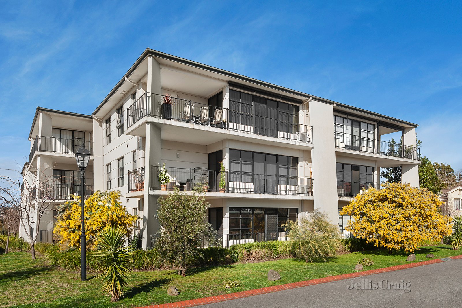 14/1 Conservatory Drive, Burwood image 1