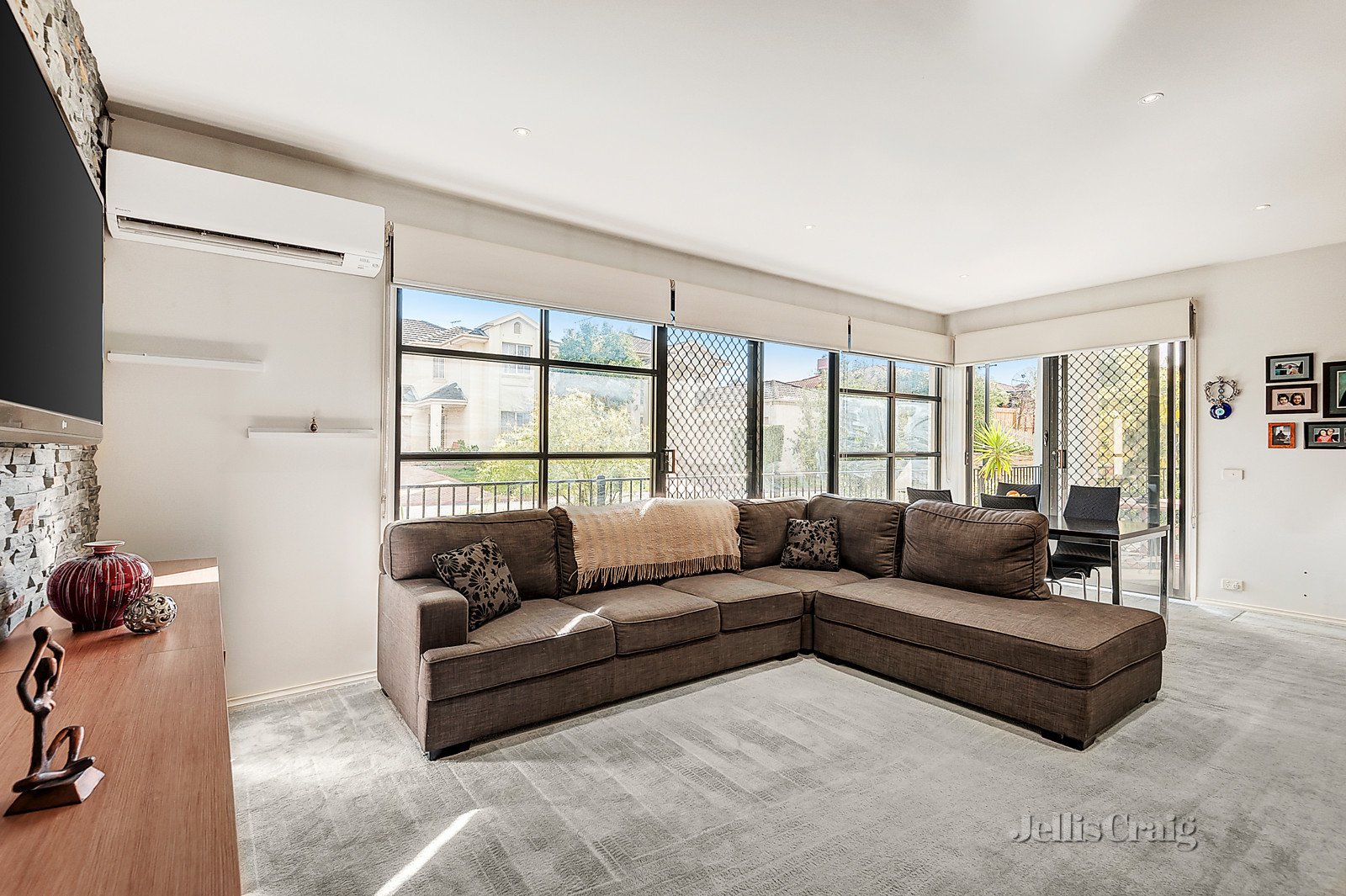 14/1 Conservatory Drive, Burwood image 3