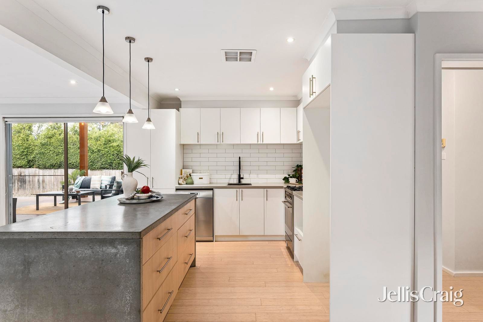 142 Hayrick Lane, Mooroolbark image 5