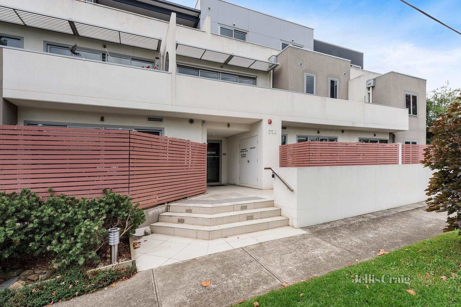 14/316 Manningham Road, Doncaster image 1