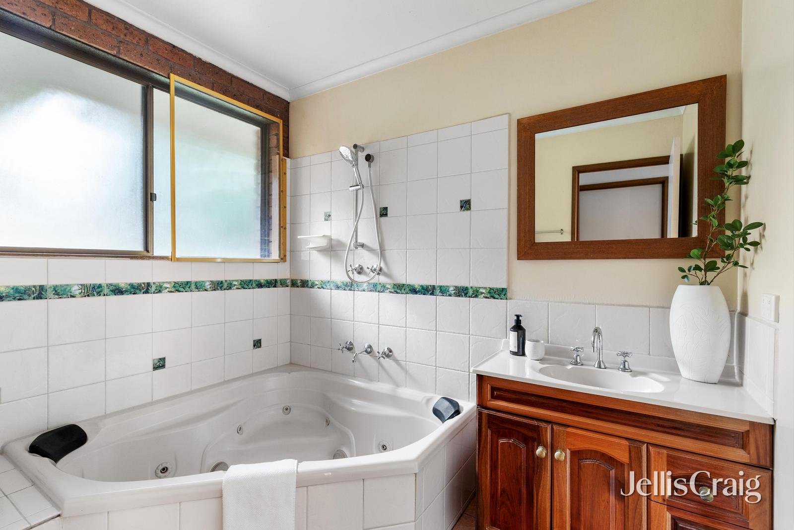 146 Brougham Street, Eltham image 8