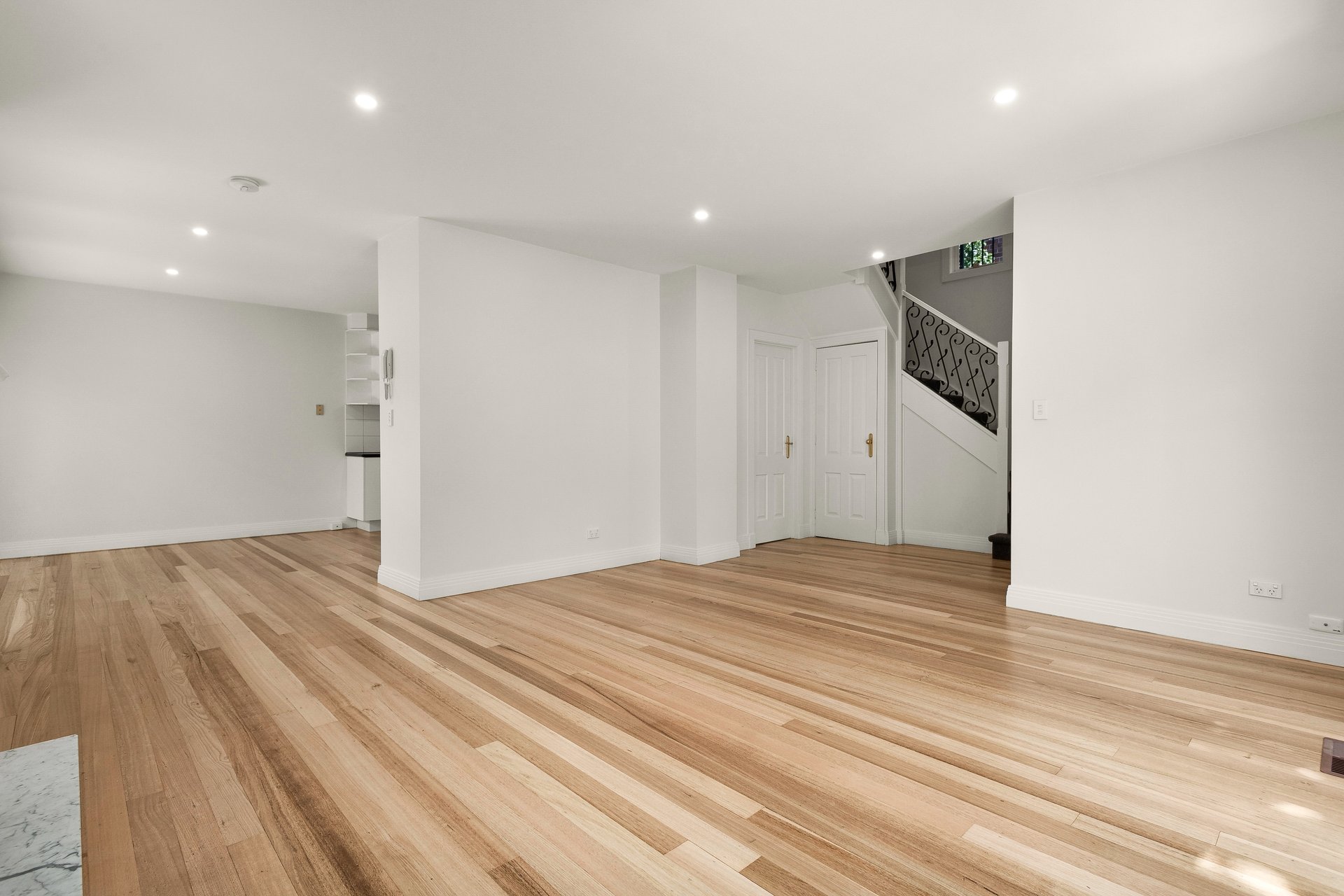 1/49 Foam Street, Elwood image 2