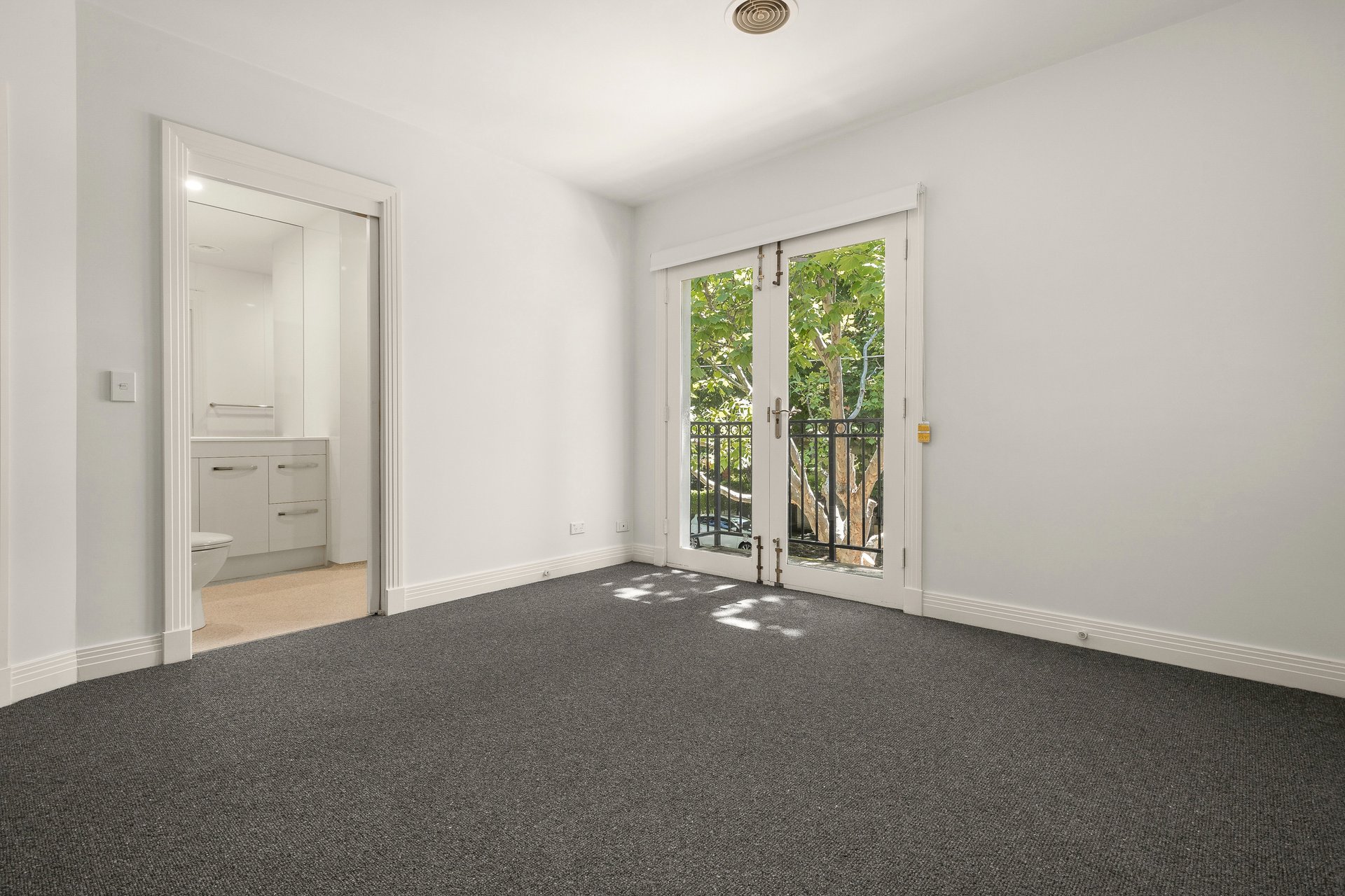 1/49 Foam Street, Elwood image 6
