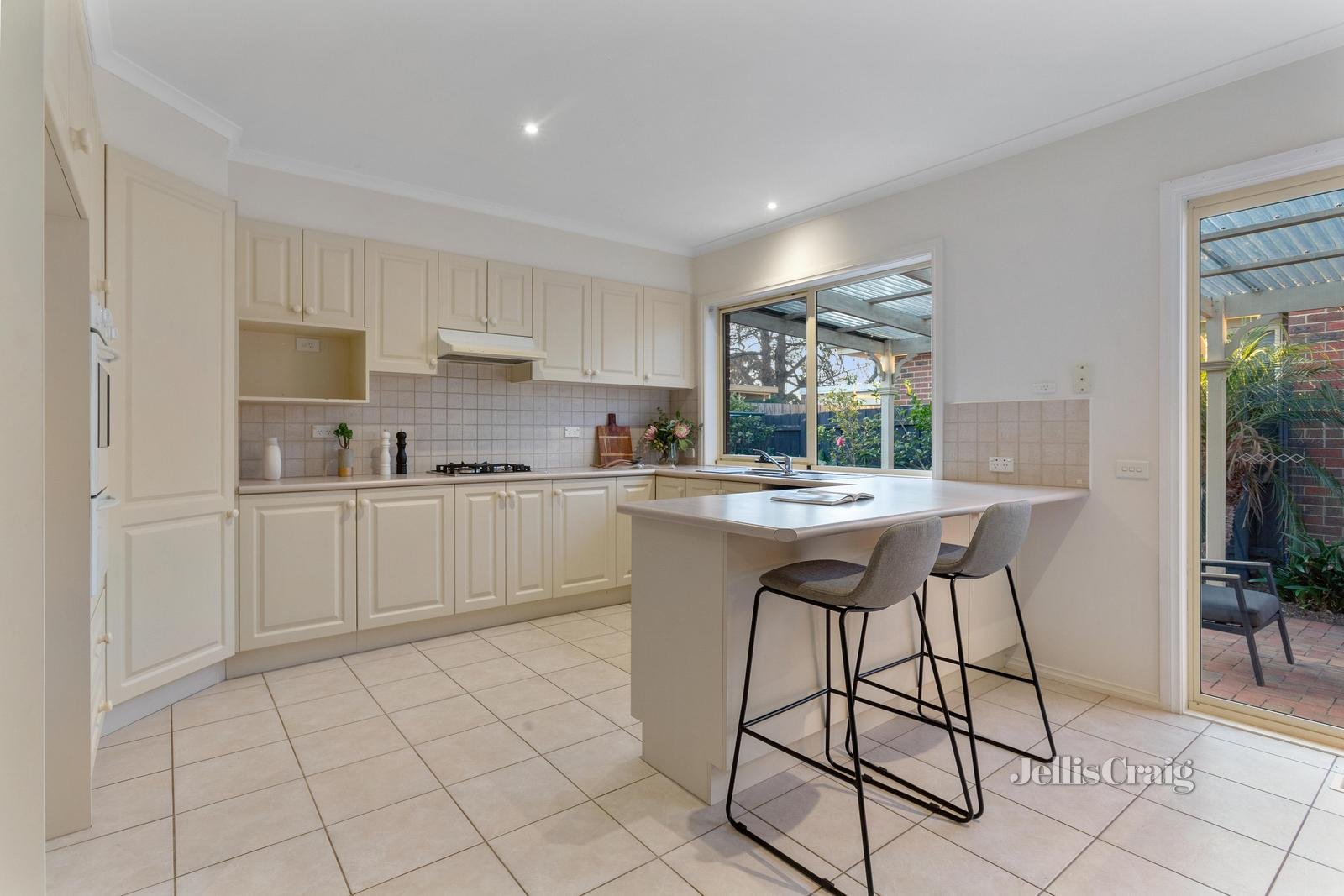 1/49 Irving Street, Mount Waverley image 3