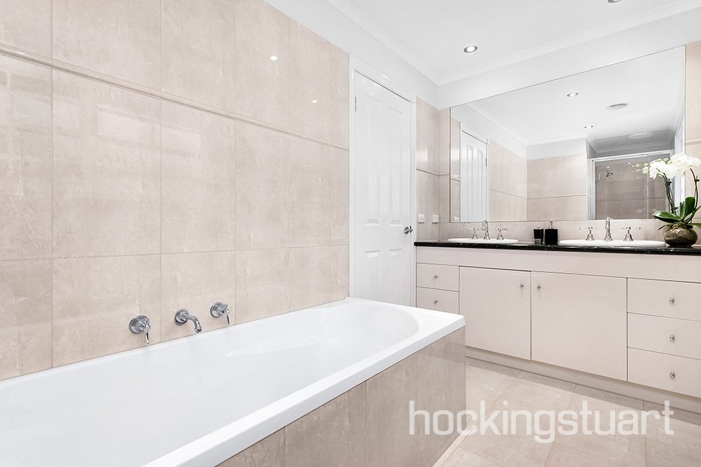 1/49 Kawarren Street, Balwyn North image 8