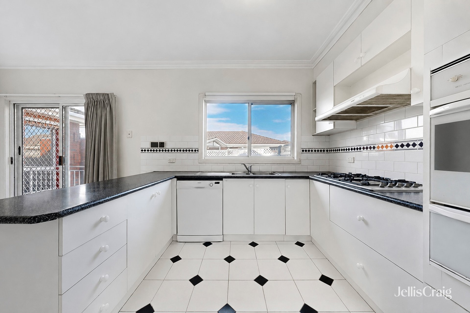 1/49 Roland Avenue, Strathmore image 2