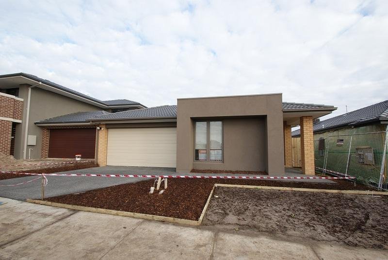 149 Wheelers Park Drive, Cranbourne North VIC 3977
