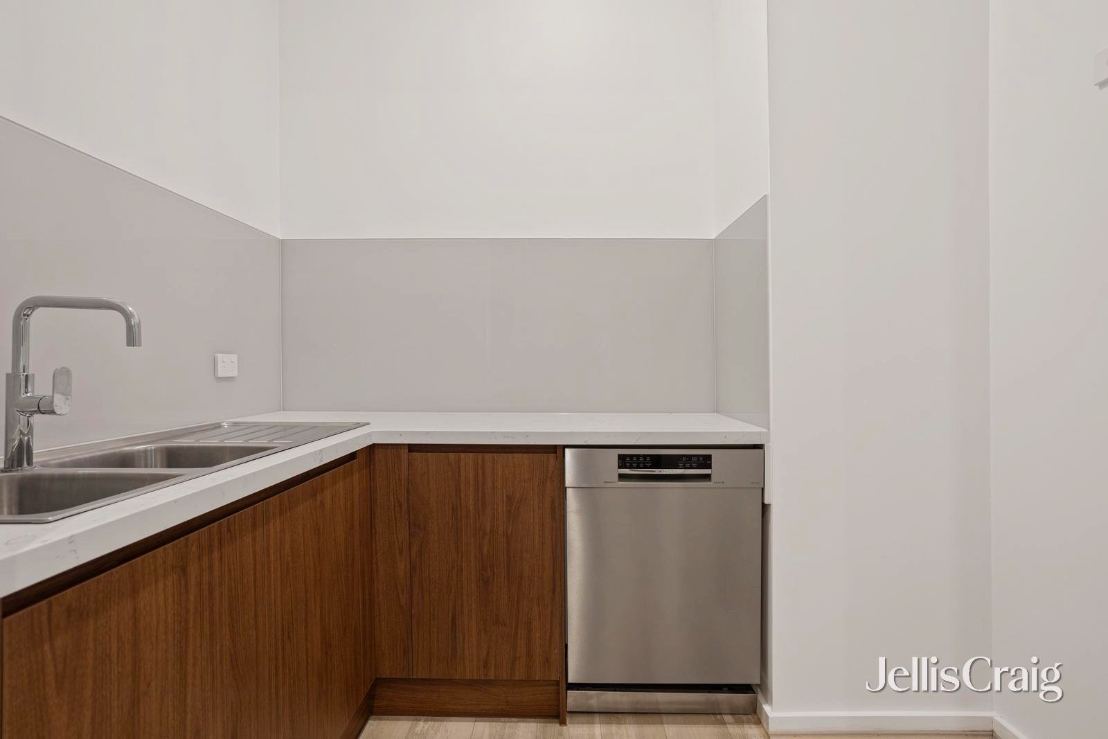 15 & 15A Shakespeare Avenue, Mooroolbark image 4