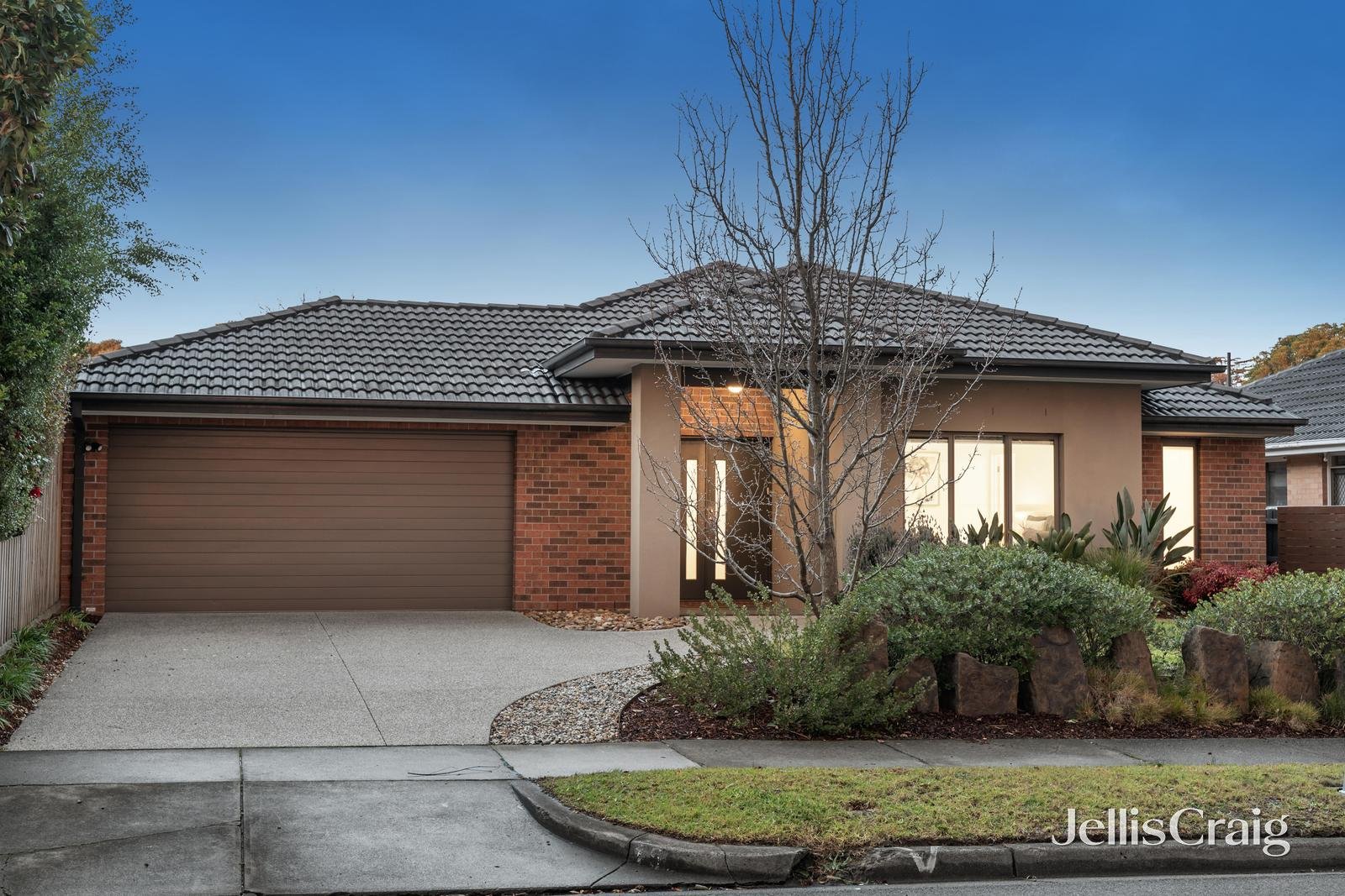 15 Abercromby Road, Blackburn South image 1