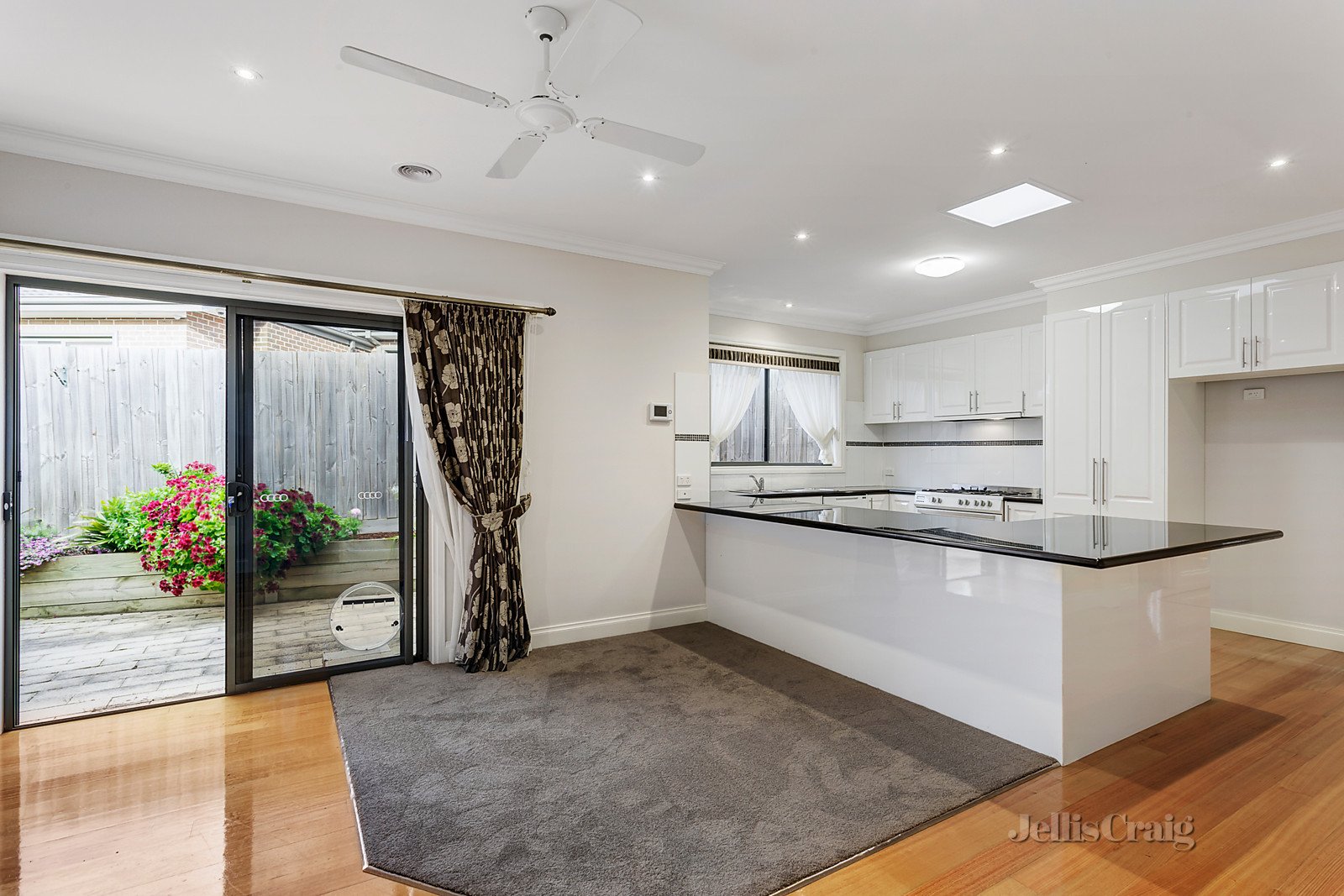 1/5 Bella Court, Doncaster East image 3