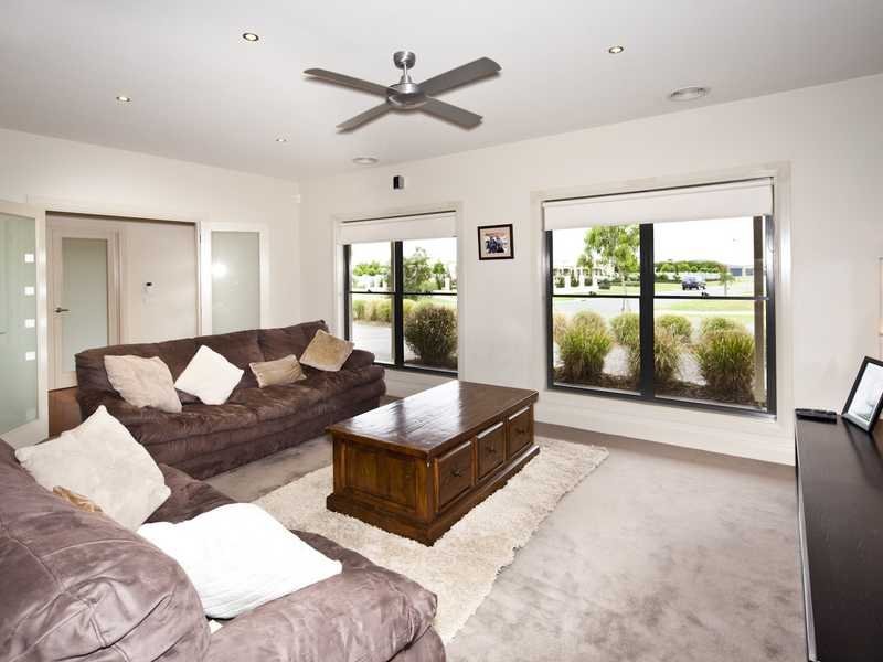 15 Birchwood Drive, St Albans Park image 7