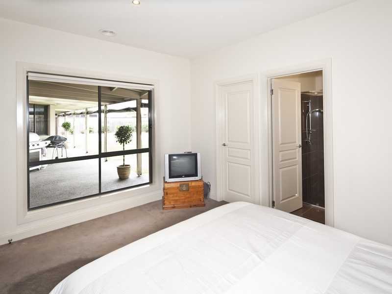 15 Birchwood Drive, St Albans Park image 18