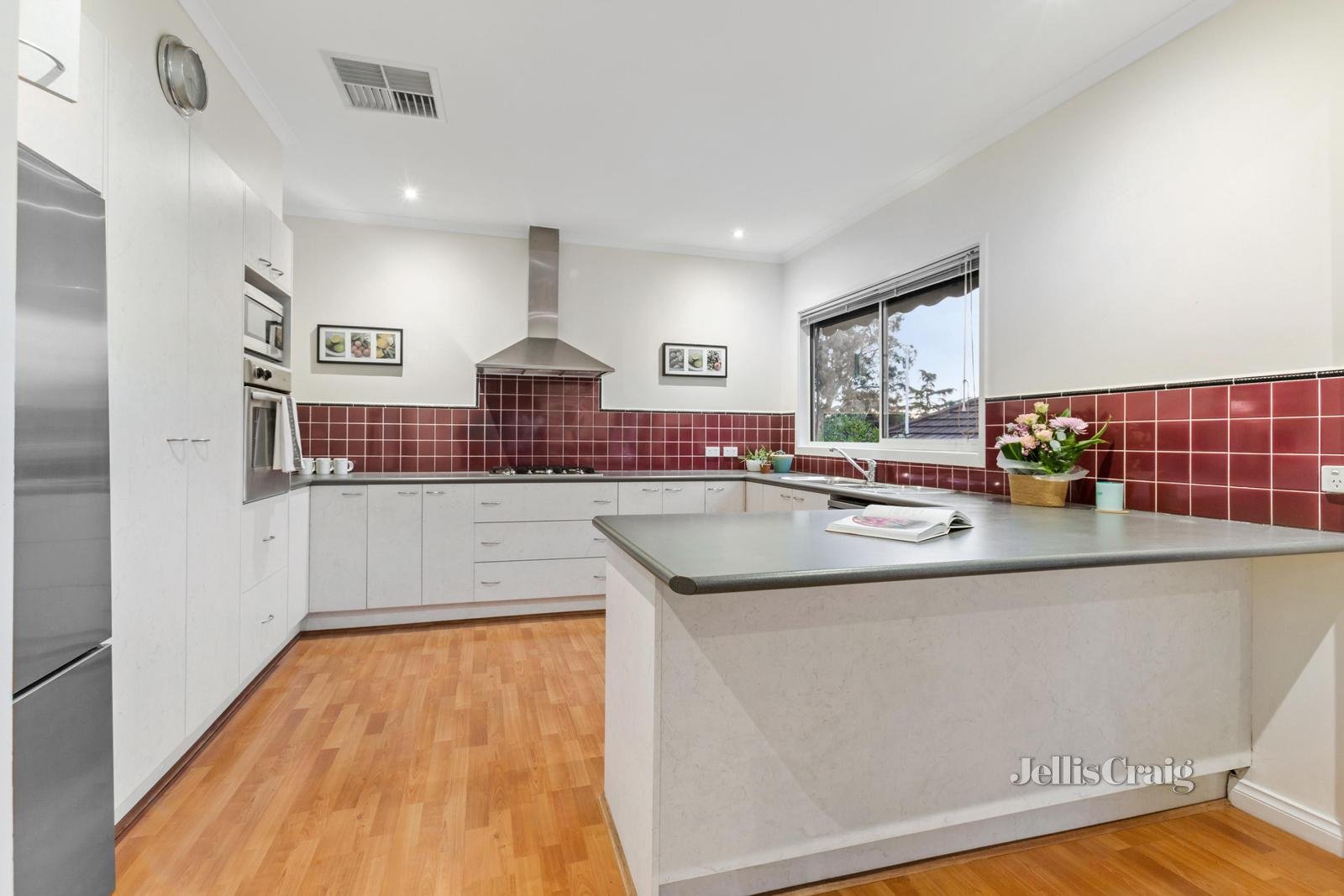 15 Bonnie Doone Street, Briar Hill image 3