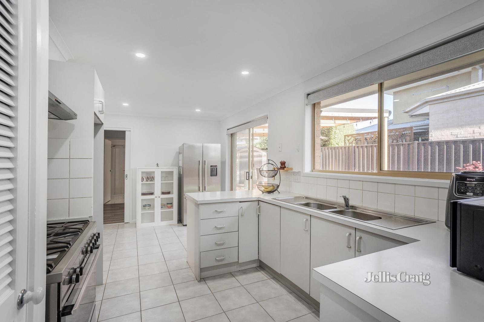 1/5 Bungalook Road East, Bayswater North image 4