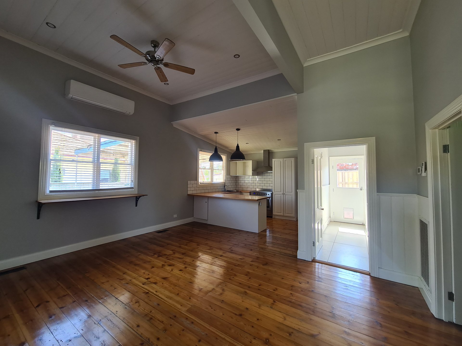 15 Carolin Street, Flora Hill image 2