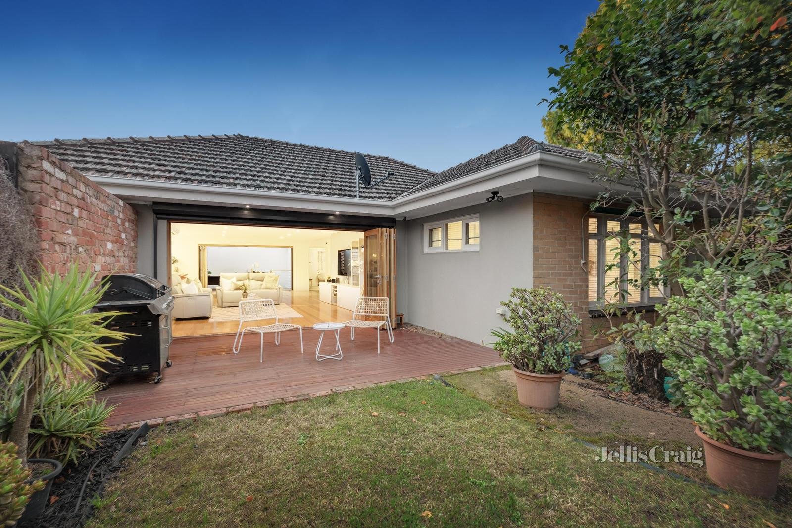 15 Edith Street, Glen Waverley image 1