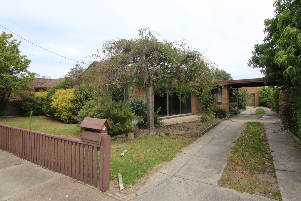 15 Glenda Court, Bairnsdale 3 bed, 1 bath House Bill Wyndham & Co.