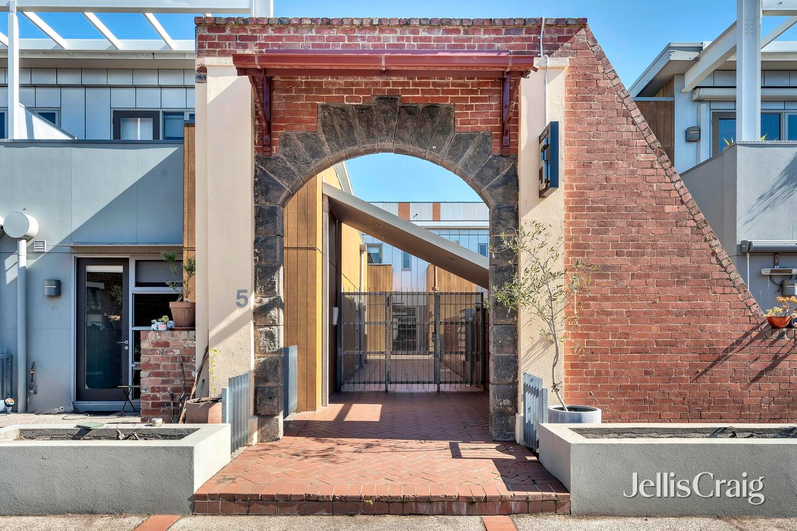 1/5 Industry Lane, Coburg image 2