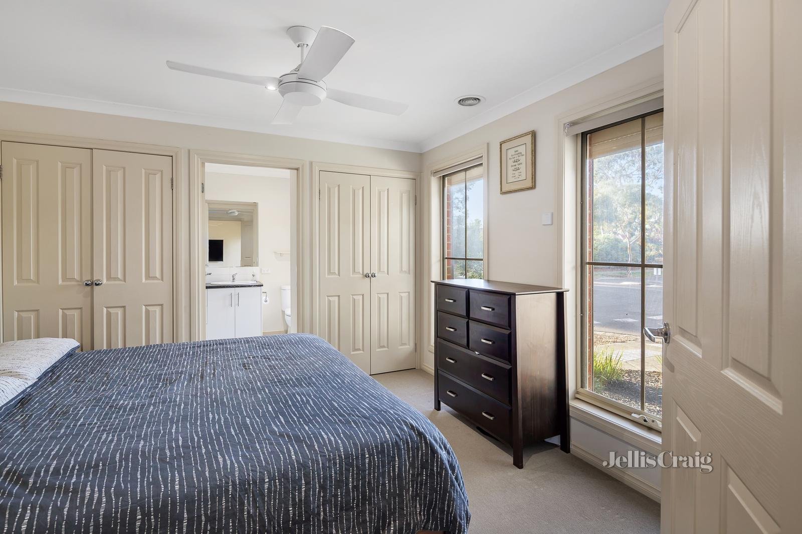 15 Jindabyne Avenue, South Morang image 6