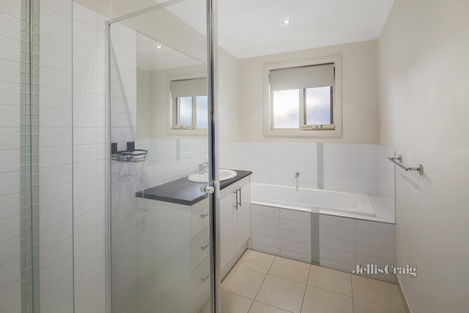 15 Jindabyne Avenue, South Morang image 8