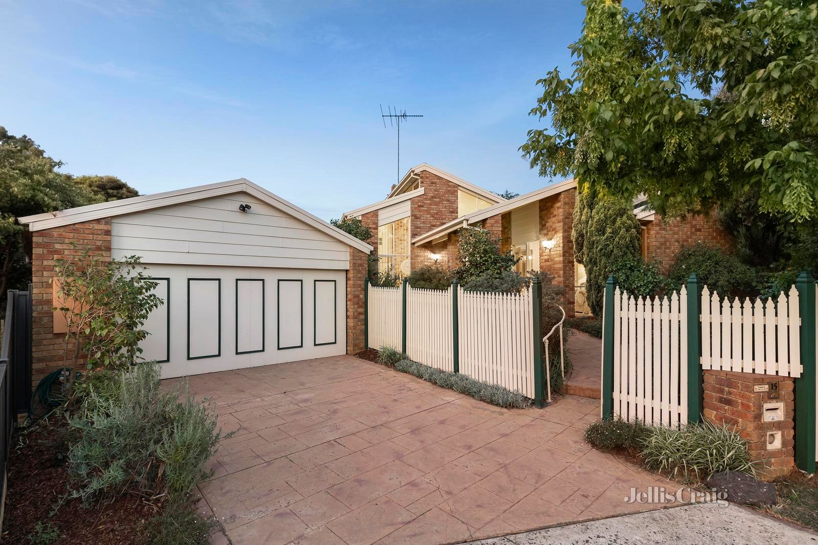 15 Kimberley Way, Bulleen image 1