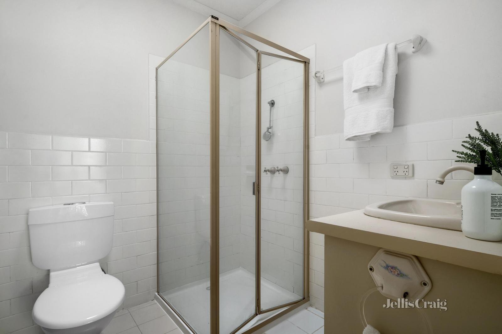 1/5 King Street, Balwyn image 8