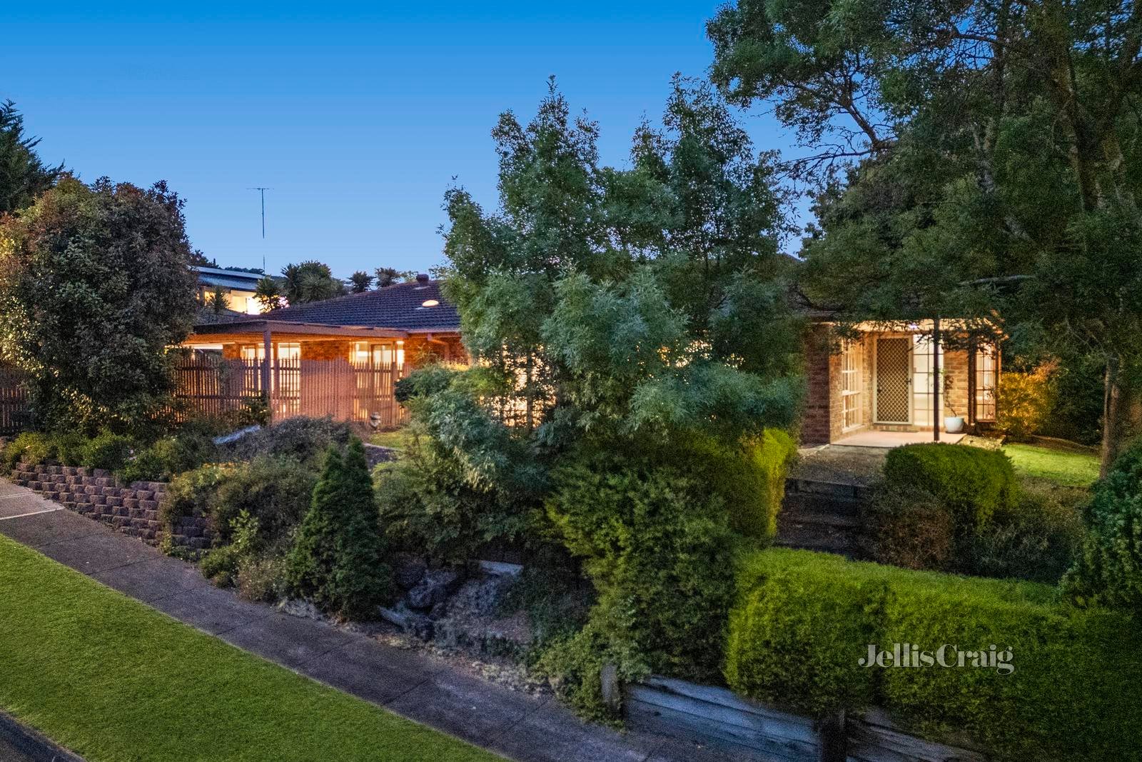 15 Kirkford Drive, Mooroolbark image 1