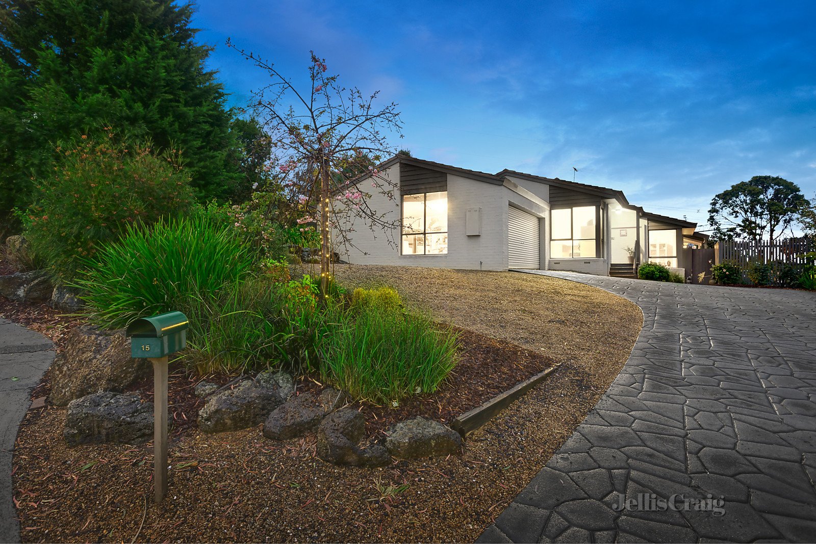 15 Lyons Rise, Eltham image 1