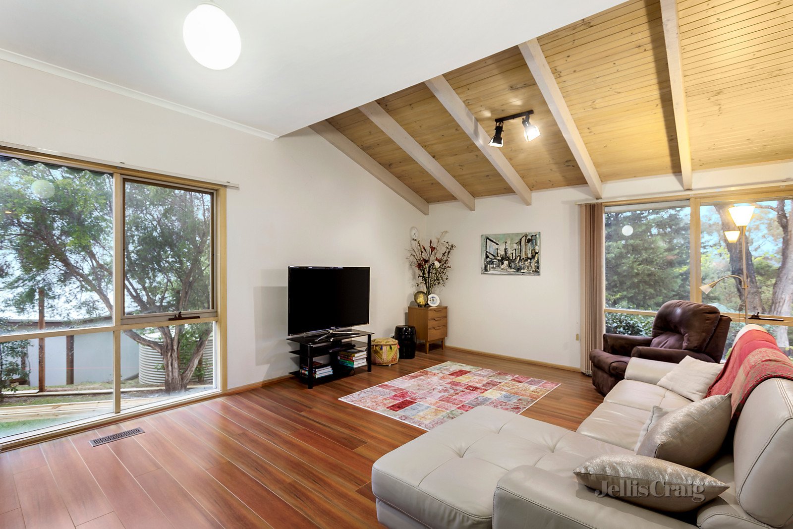 15 Lyons Rise, Eltham image 5