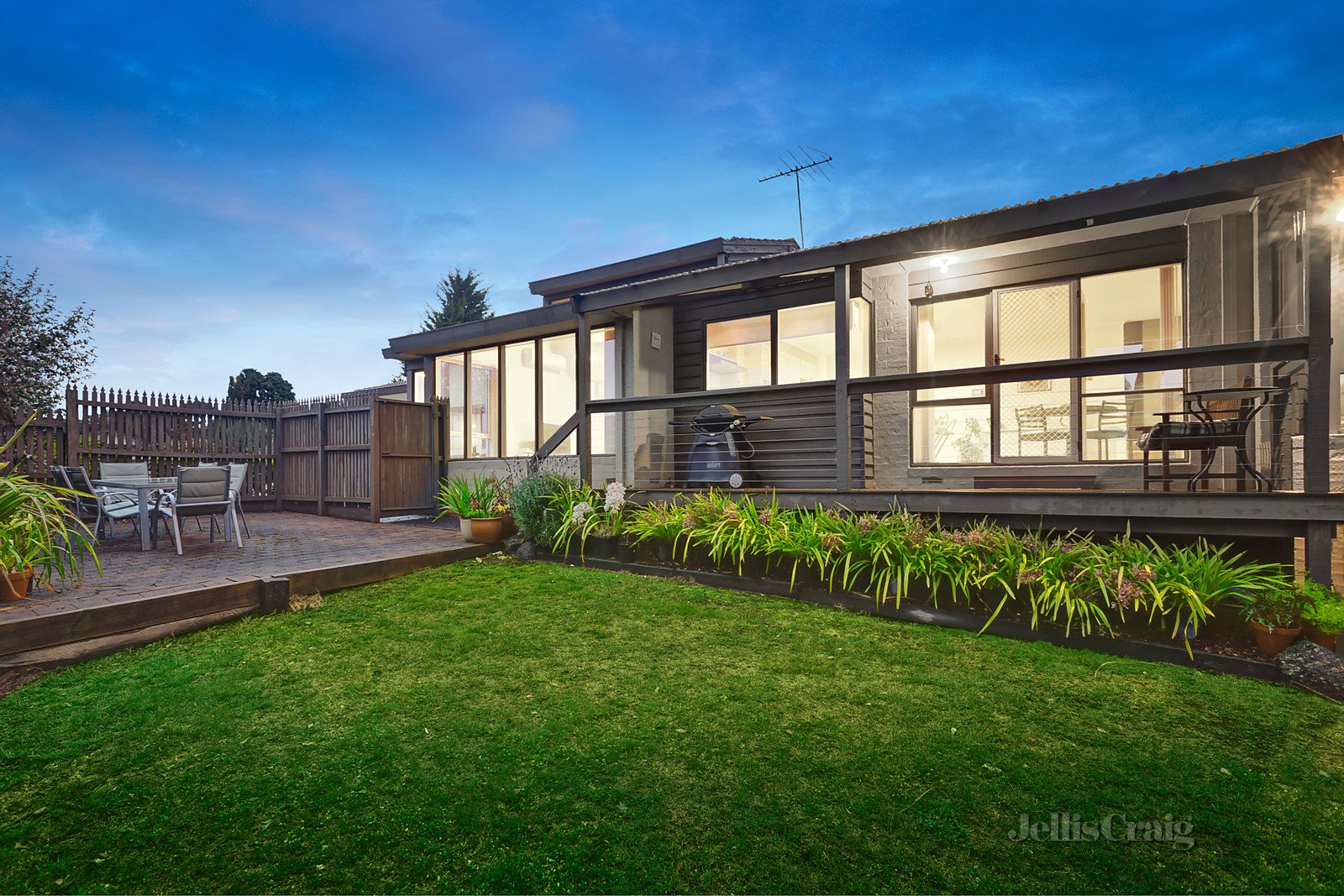 15 Lyons Rise, Eltham image 9
