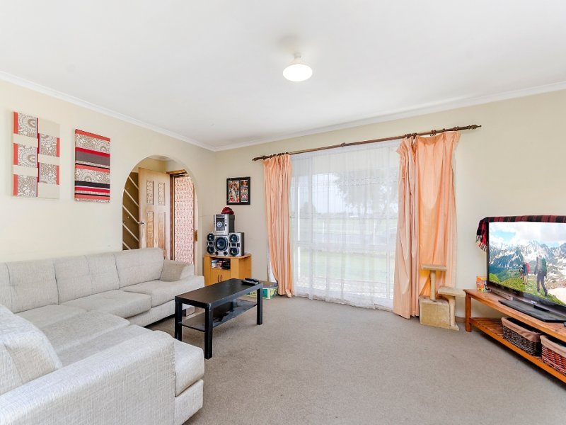15 Paramount Crescent, St Albans Park image 2