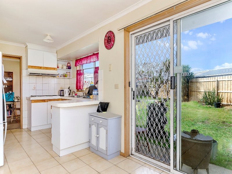 15 Paramount Crescent, St Albans Park image 3