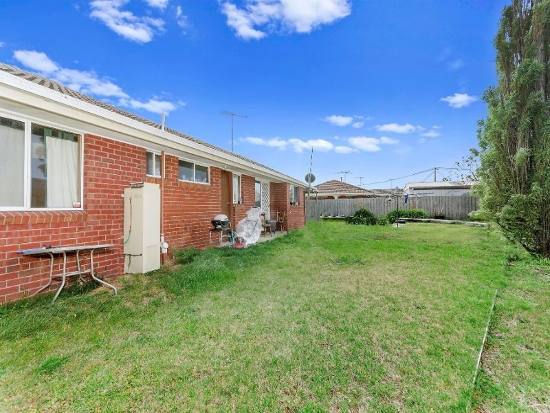 15 Paramount Crescent, St Albans Park image 5
