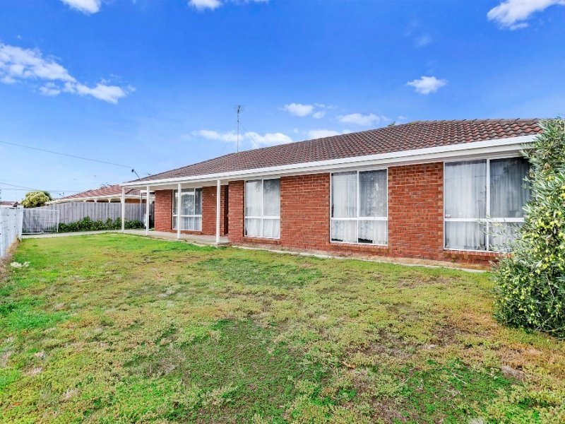 15 Paramount Crescent, St Albans Park image 6