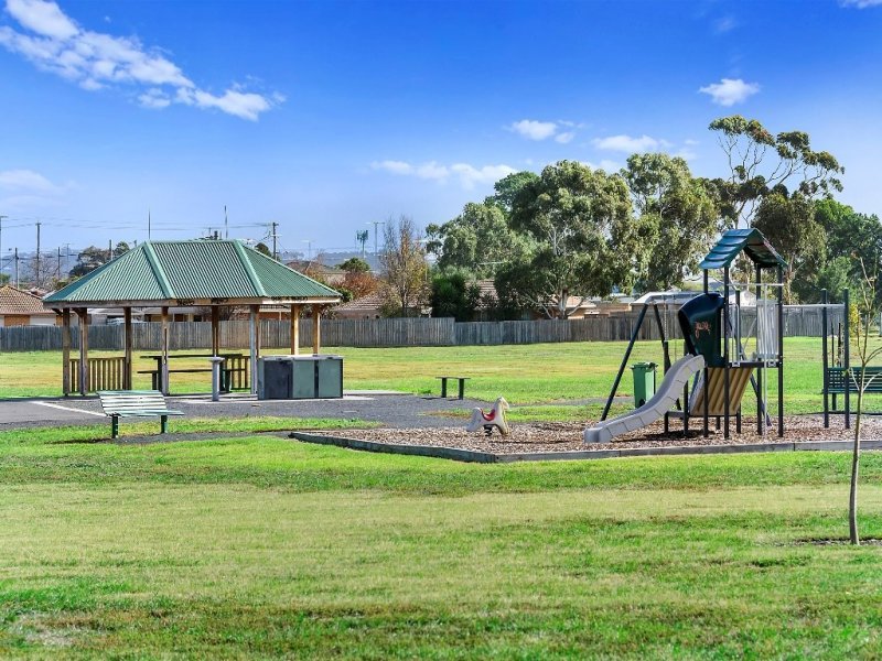 15 Paramount Crescent, St Albans Park image 7