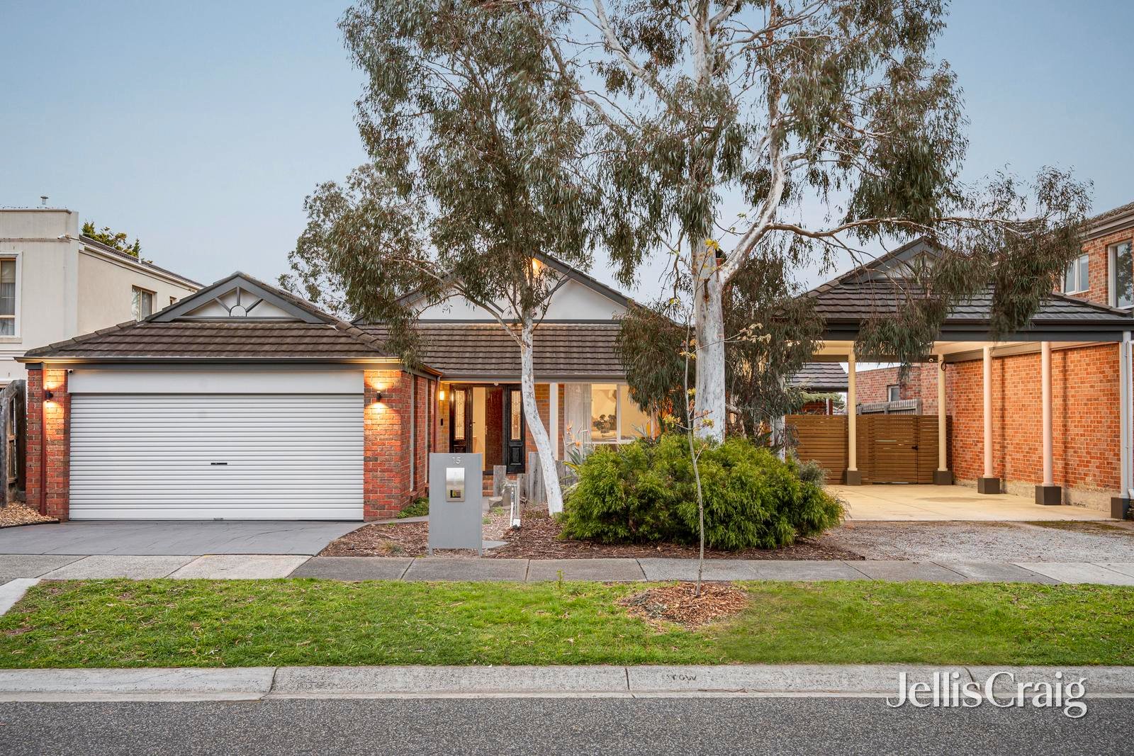 15 Park View Drive, Carnegie image 1