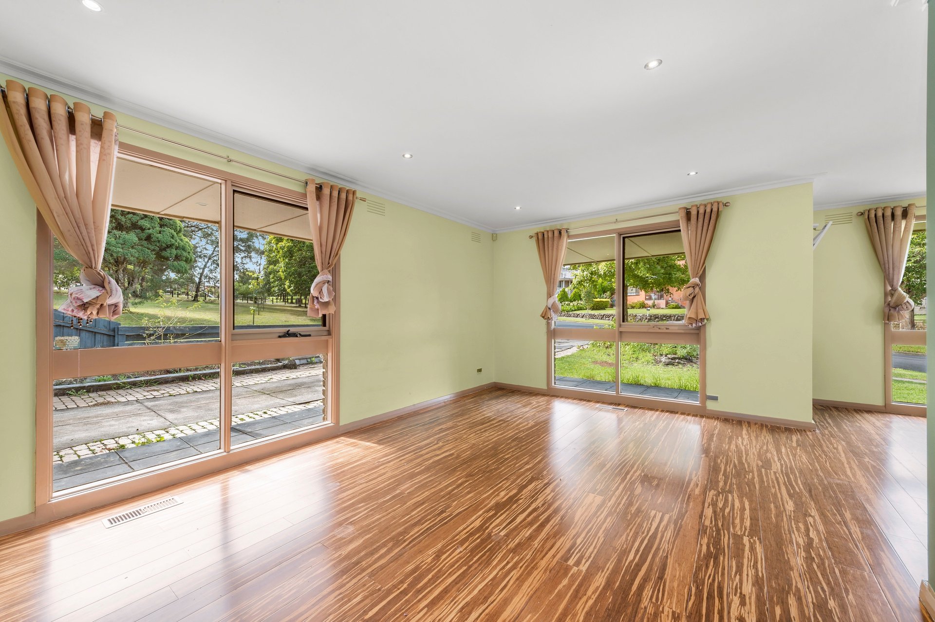 15 Saxonwood Drive, Doncaster East image 2