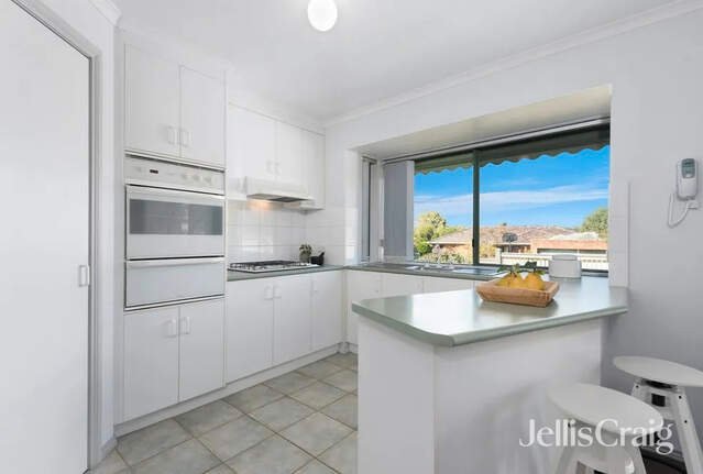 15 Sherlowe Crescent, Viewbank image 2
