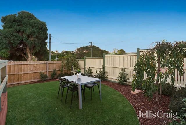 15 Sherlowe Crescent, Viewbank image 8