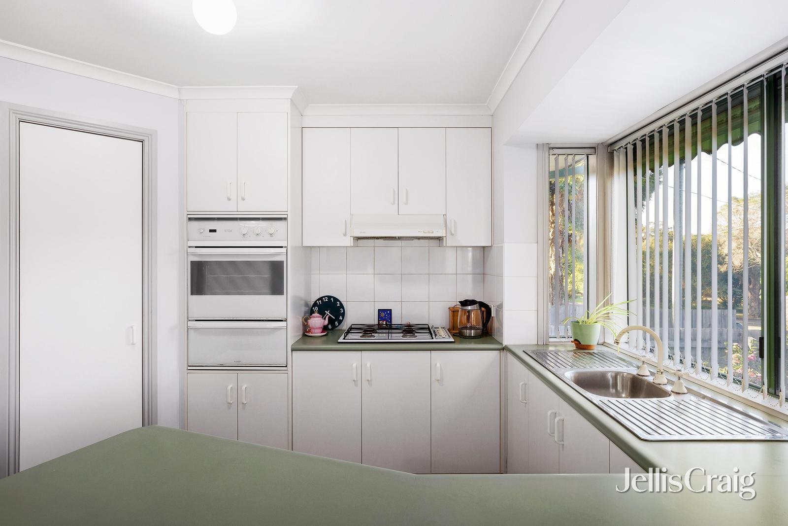 15 Sherlowe Crescent, Viewbank image 5