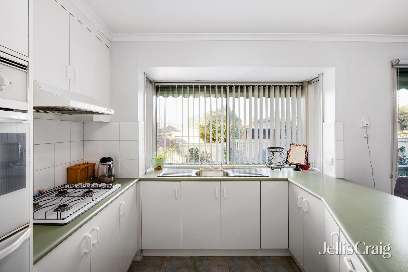 15 Sherlowe Crescent, Viewbank image 6