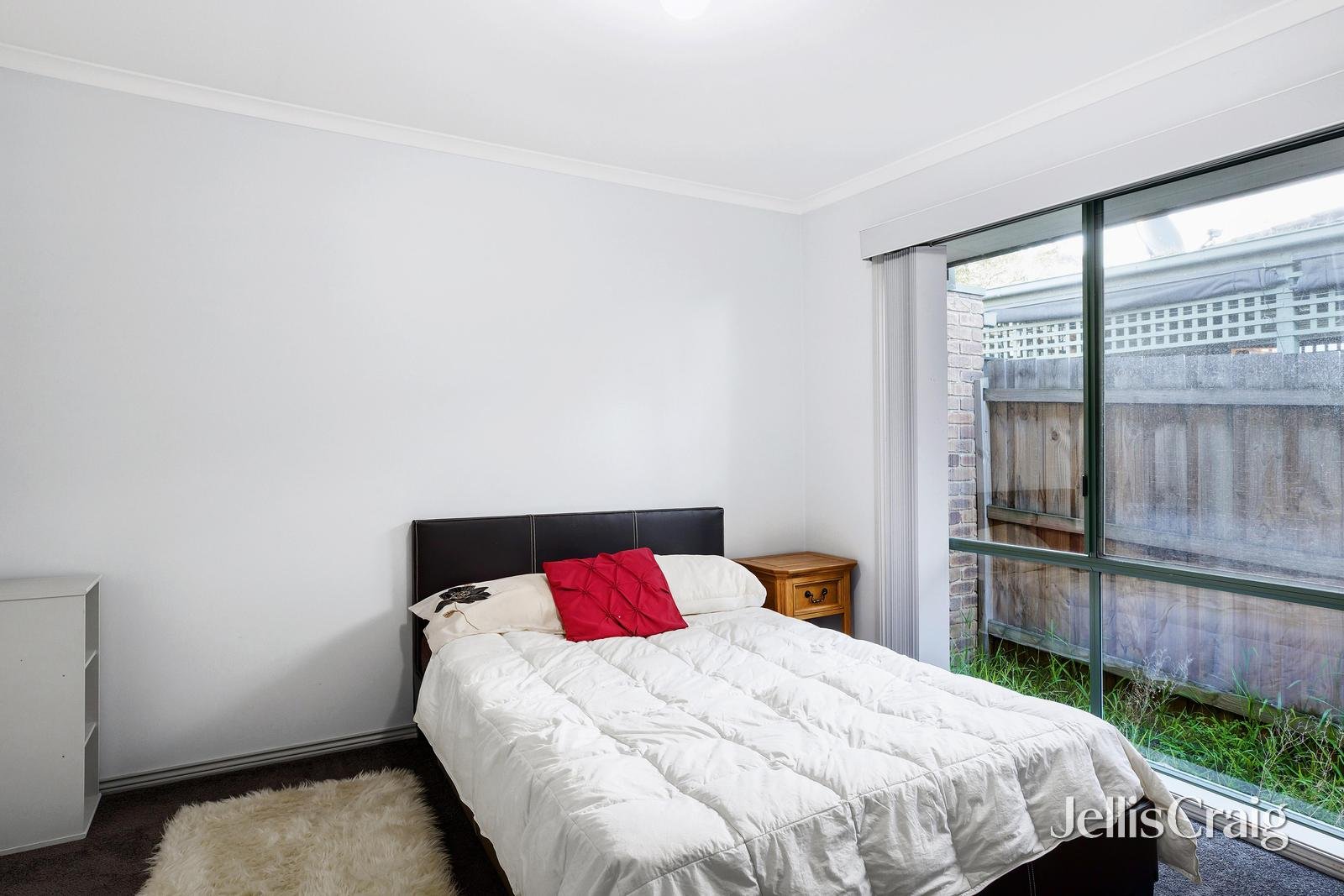 15 Sherlowe Crescent, Viewbank image 8