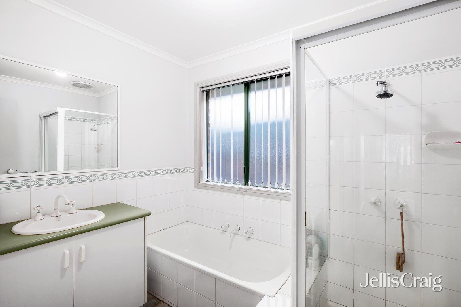 15 Sherlowe Crescent, Viewbank image 9
