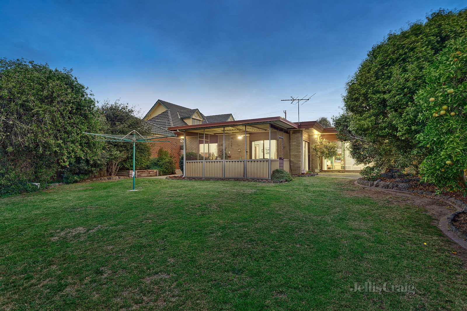 15 St Albans Street, Mount Waverley image 9