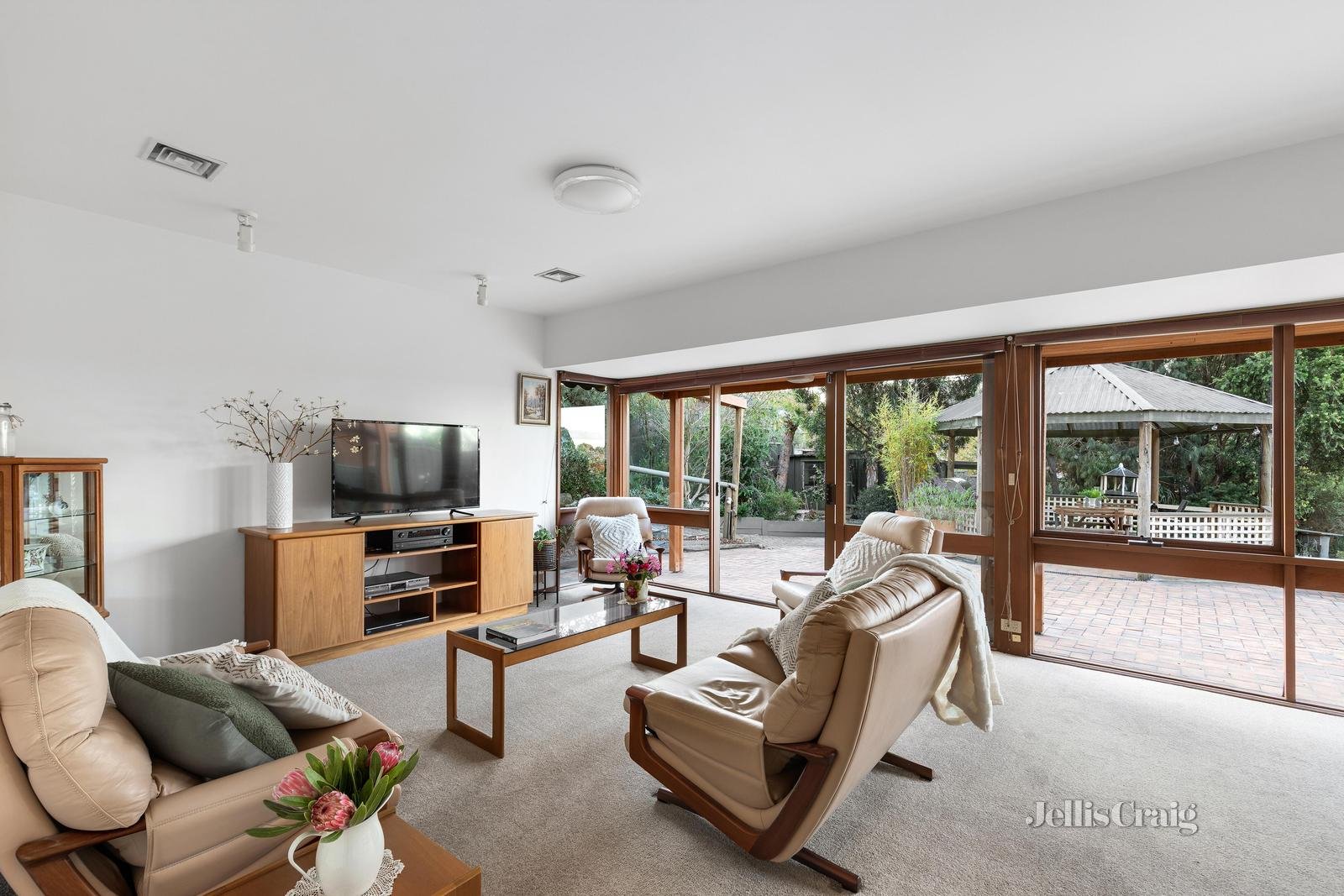 15 Sunrise Drive, Greensborough image 4